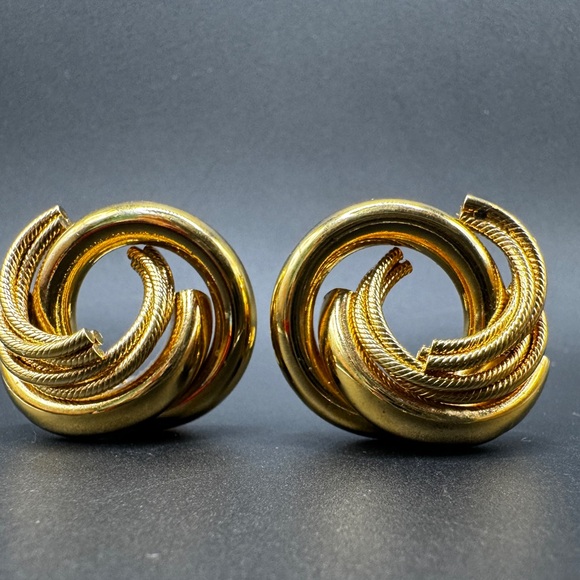 LOT 1222 Givenchy 18K gold plated clip on earrings - Picture 6 of 7